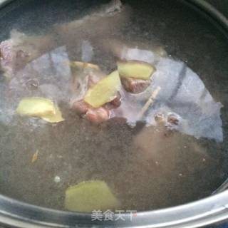 清炖龙骨莲藕汤的做法步骤：2