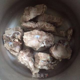 清炖龙骨莲藕汤的做法步骤：3