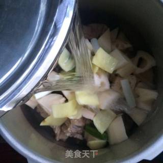 清炖龙骨莲藕汤的做法步骤：6