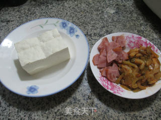 肘花火腿榨菜丝炒老豆腐的做法步骤：1