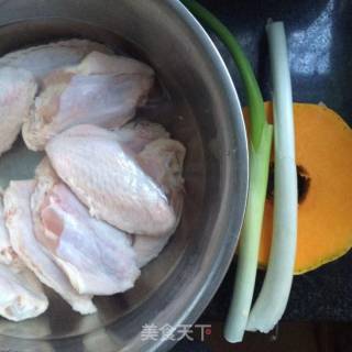 鸡翅蒸南瓜的做法步骤：1