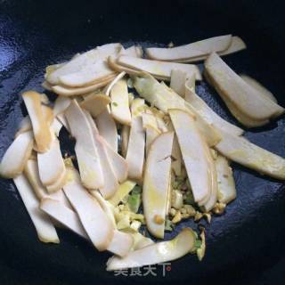 包菜炒香干的做法步骤：4