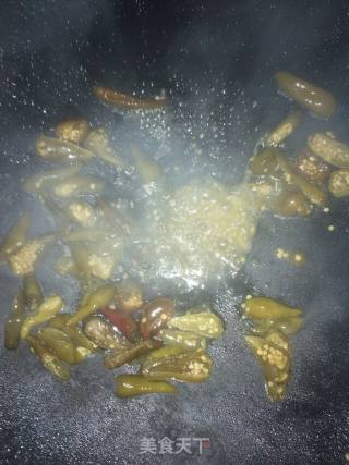 泡椒炒肥肠的做法步骤：3