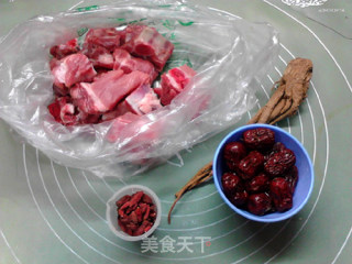 养血红枣当归排骨汤的做法步骤：1