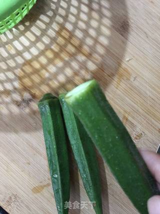 白灼秋葵的做法步骤：2