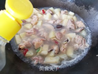 香菇土豆焖鸡的做法步骤：7