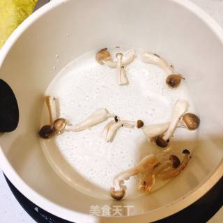 蟹味菇干贝面片的做法步骤：2