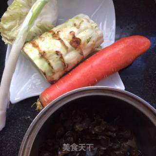 木耳炒什锦的做法步骤：1