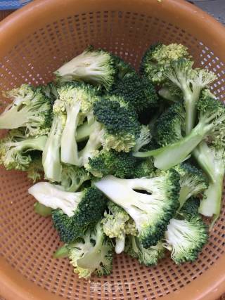 蒜泥蚝油西兰花的做法步骤：1