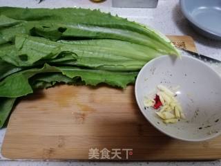 蒜蓉炒油麦菜的做法步骤：1