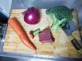 小猪佩奇黑胡椒汁牛肉意大利面的做法步骤：2