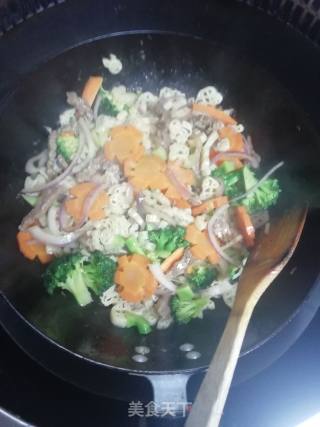 小猪佩奇黑胡椒汁牛肉意大利面的做法步骤：12