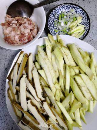 肉末茄条炒香干的做法步骤：1