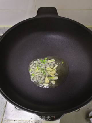 肉末茄条炒香干的做法步骤：2