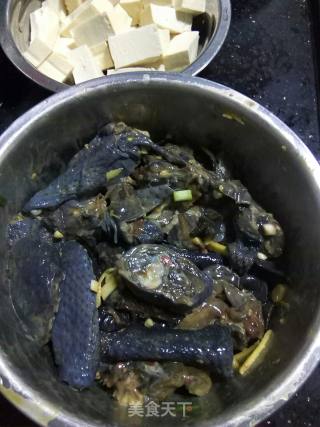 木耳豆腐蒸乌鸡的做法步骤：3