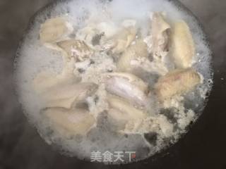 啤酒烧香菇土豆鸡翅的做法步骤：2