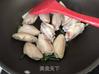 啤酒烧香菇土豆鸡翅的做法步骤：7