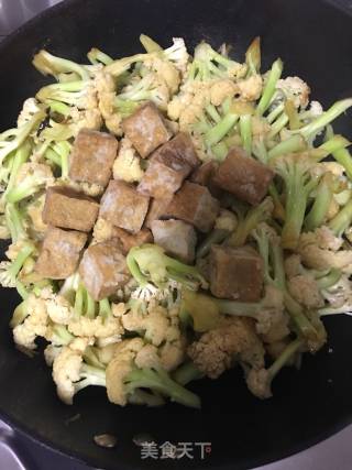 油豆腐炒花菜的做法步骤：9