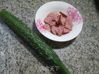 肘花火腿拌青瓜的做法步骤：1