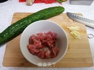 青瓜炒肉片的做法步骤：1