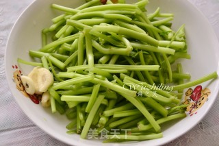 地瓜梗炒肉丝的做法步骤：2