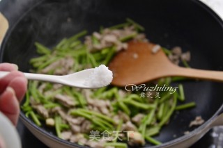 地瓜梗炒肉丝的做法步骤：5