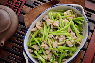 地瓜梗炒肉丝的做法步骤：7