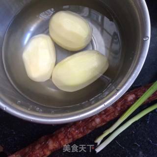 清蒸土豆夹腊肠的做法步骤：1
