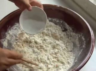 如何做出香脆软的鸡蛋灌饼（手抓饼）？这一步非常重要，纯手工自制，十分钟做好，简单易学，比外面卖的更好吃更营养！的做法步骤：1