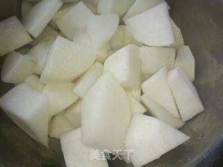 萝卜炖五花肉的做法步骤：1