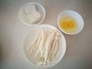 蛋白海鲜菇豆腐汤的做法步骤：1