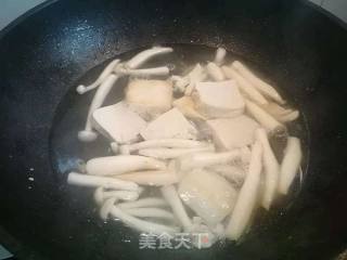 蛋白海鲜菇豆腐汤的做法步骤：4