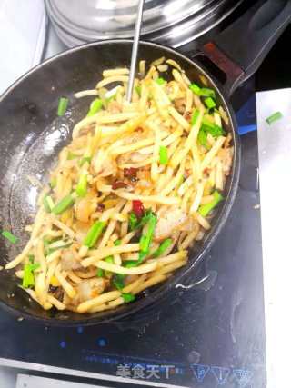回锅肉炒大头菜丝的做法步骤：6