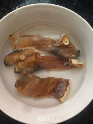 尖椒炒腊鱼的做法步骤：1