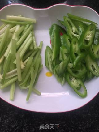 尖椒炒腊鱼的做法步骤：2