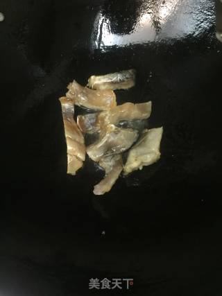 尖椒炒腊鱼的做法步骤：3