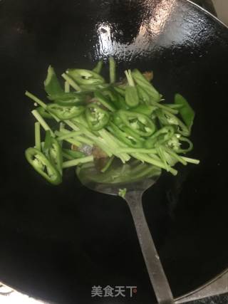 尖椒炒腊鱼的做法步骤：4