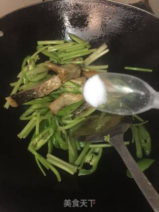 尖椒炒腊鱼的做法步骤：5