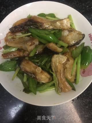 尖椒炒腊鱼的做法步骤：6