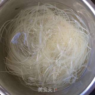 香辣豆干肉末米线的做法步骤：1