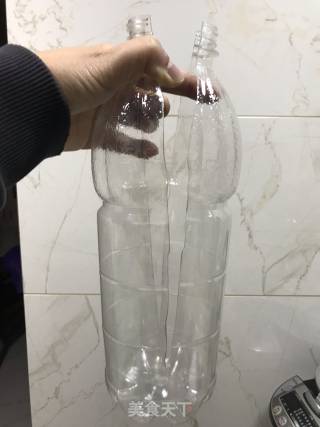 用饮料瓶装鸡蛋的做法步骤：1