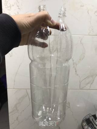 用饮料瓶装鸡蛋的做法步骤：2