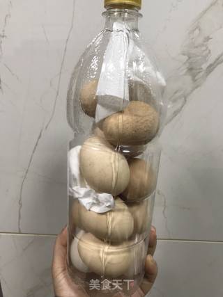 用饮料瓶装鸡蛋的做法步骤：4