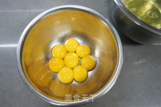 黑米粉戚风蛋糕的做法步骤：2
