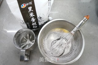 黑米粉戚风蛋糕的做法步骤：4