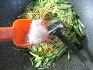 青瓜炒干丝的做法步骤：8