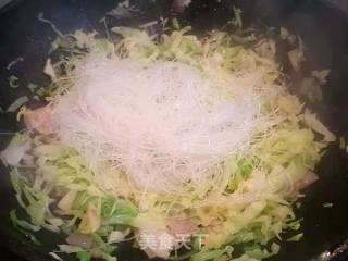 卷心菜肉片炒粉丝的做法步骤：6