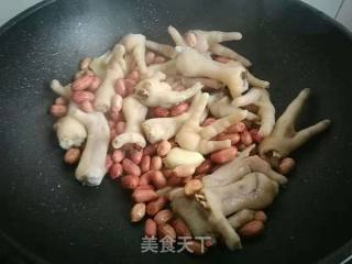 花生米烧鸡爪的做法步骤：3