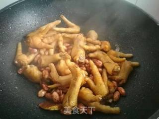 花生米烧鸡爪的做法步骤：4