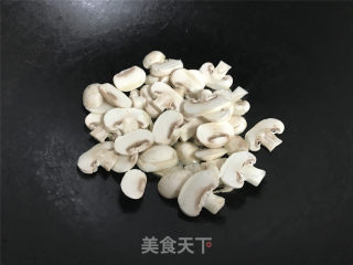 蘑菇炒菜梗的做法步骤：3